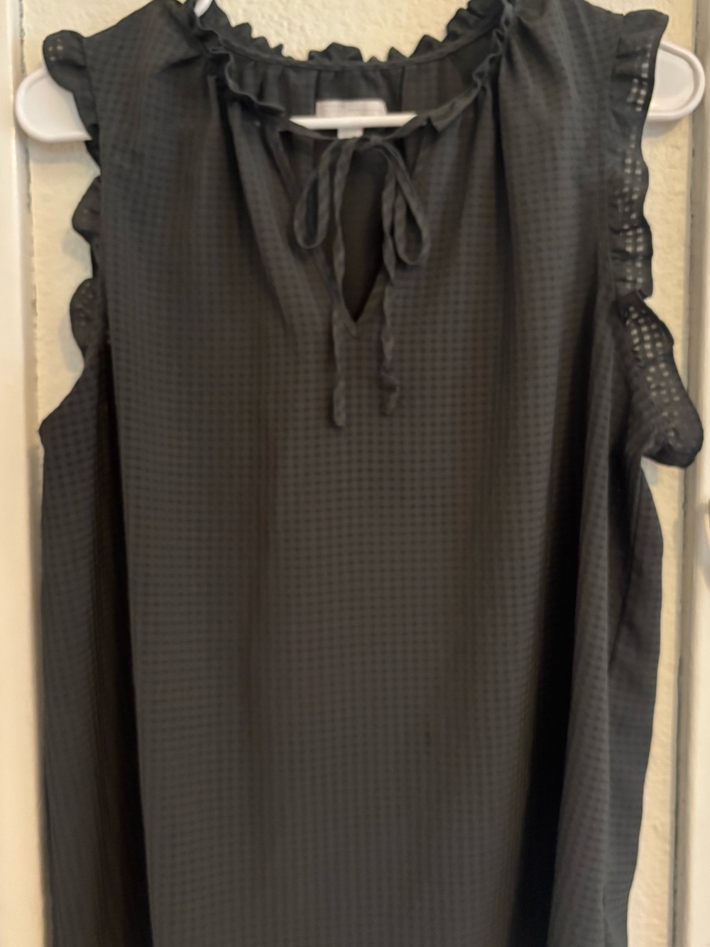 14th & Union Black Sleeveless Tie-Neck Ruffle Camisole